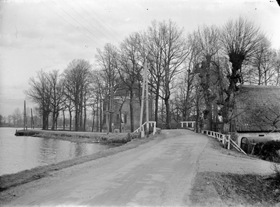 400258 Gezicht op het huis Weerestein (Zandpad 29) te Nieuwersluis, met in het midden de brug over de Weersloot op de ...